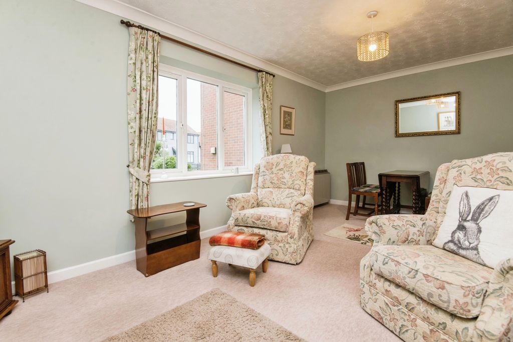 Property photo 3 of 11 Lounge
