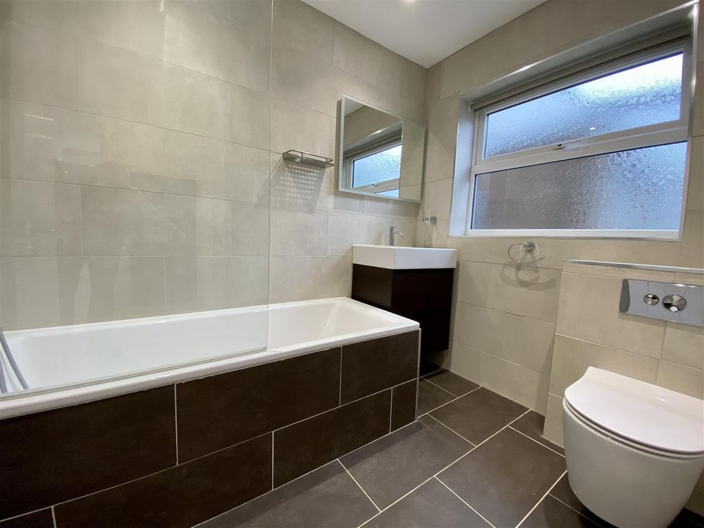 Property photo 3 of 9 12 Foxglove Rd Bathroom.Jpg