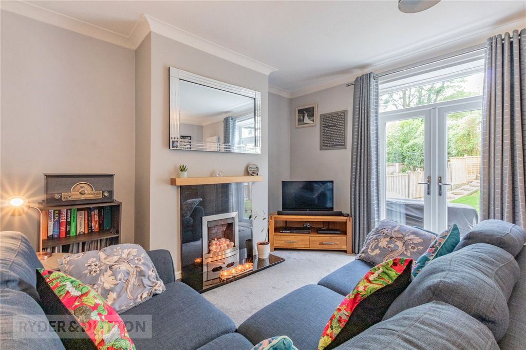 Property photo 3 of 19 Lounge