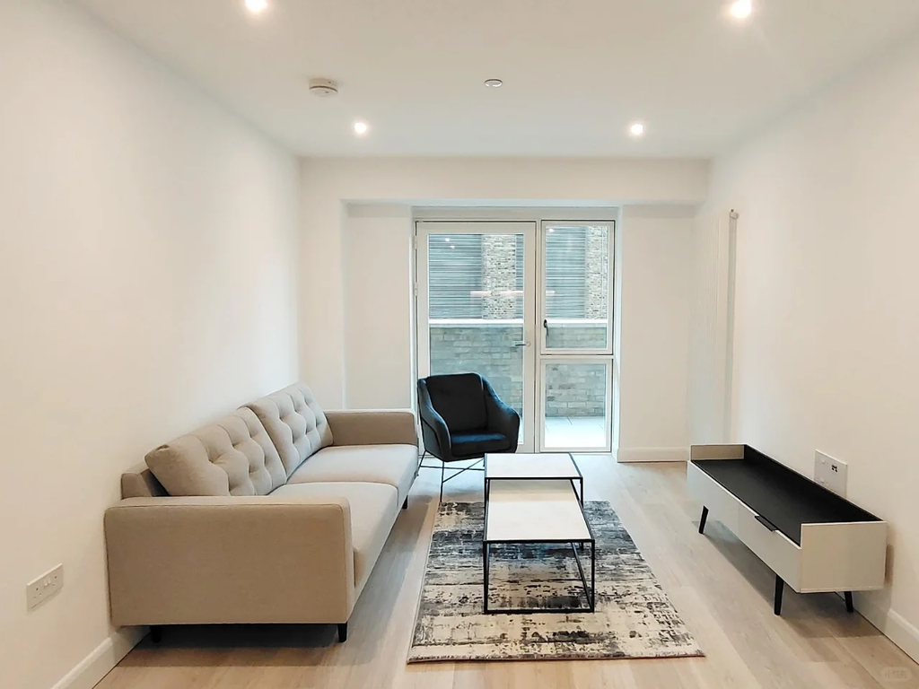 Property photo 1 of 10 Living Room