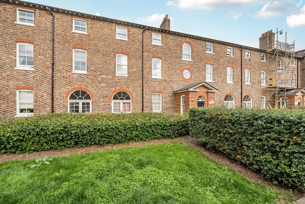 Property photo 1 of 14 1369262-15-68Efad291817E.Jpg