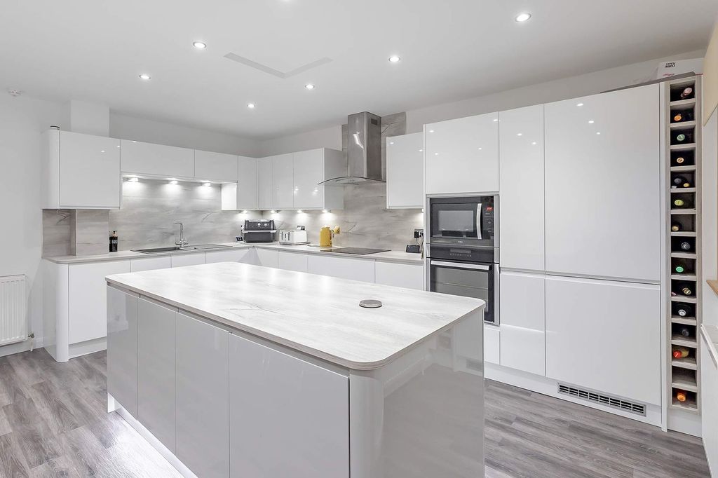 Property photo 3 of 23 Kitchen/Diner