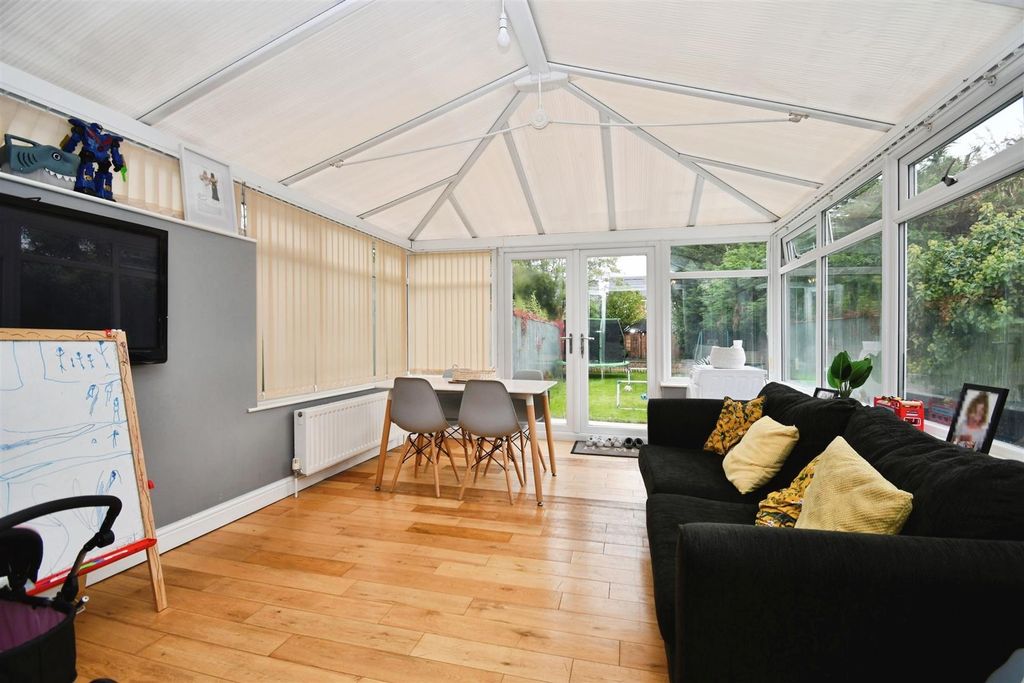 Property photo 3 of 16 Conservatory