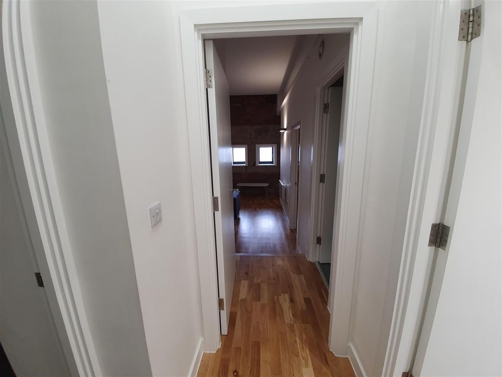 Property photo 3 of 9 Entrance/Vestibule