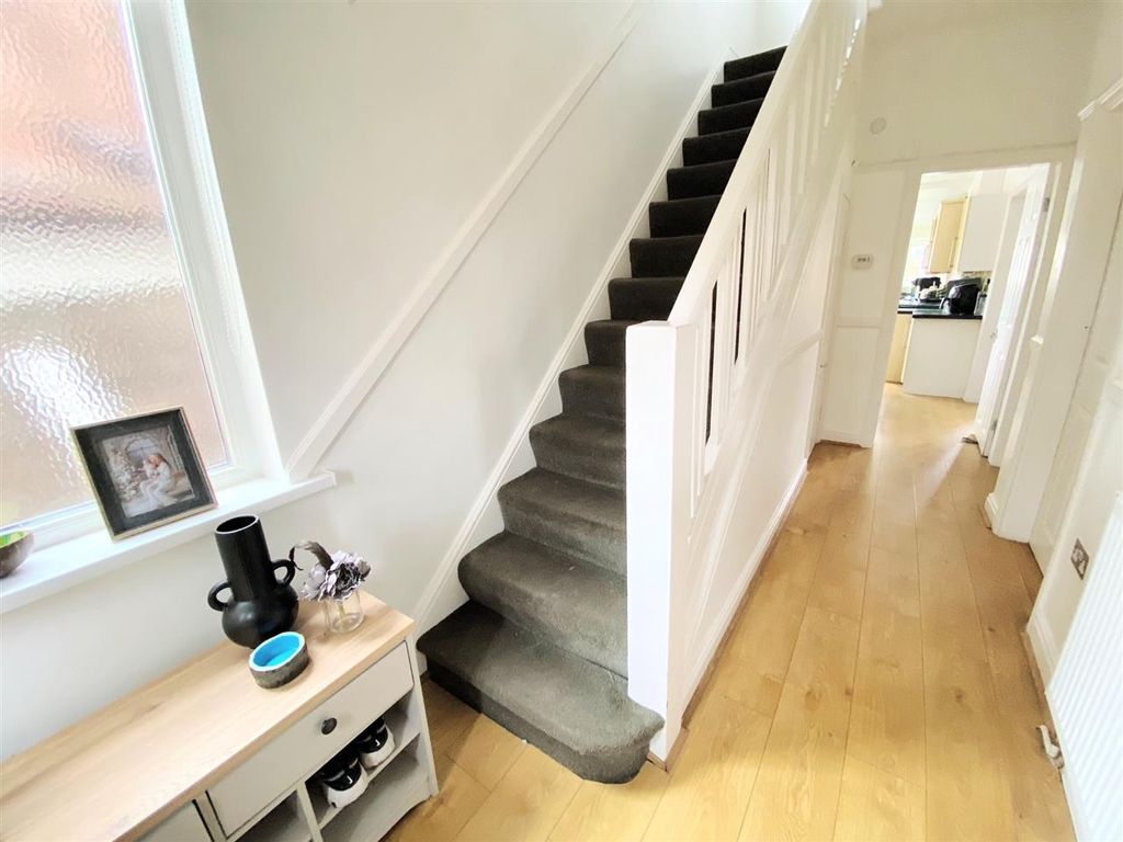 Property photo 2 of 14 Entrance Hall