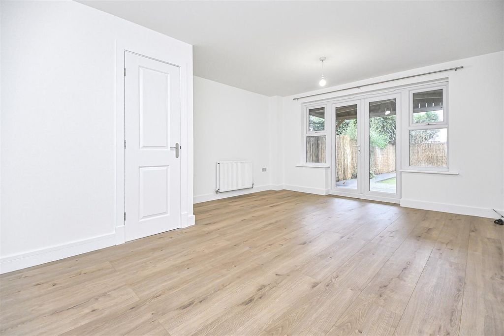 Property photo 3 of 32 28 Runfield Close Lounge (3).Jpg