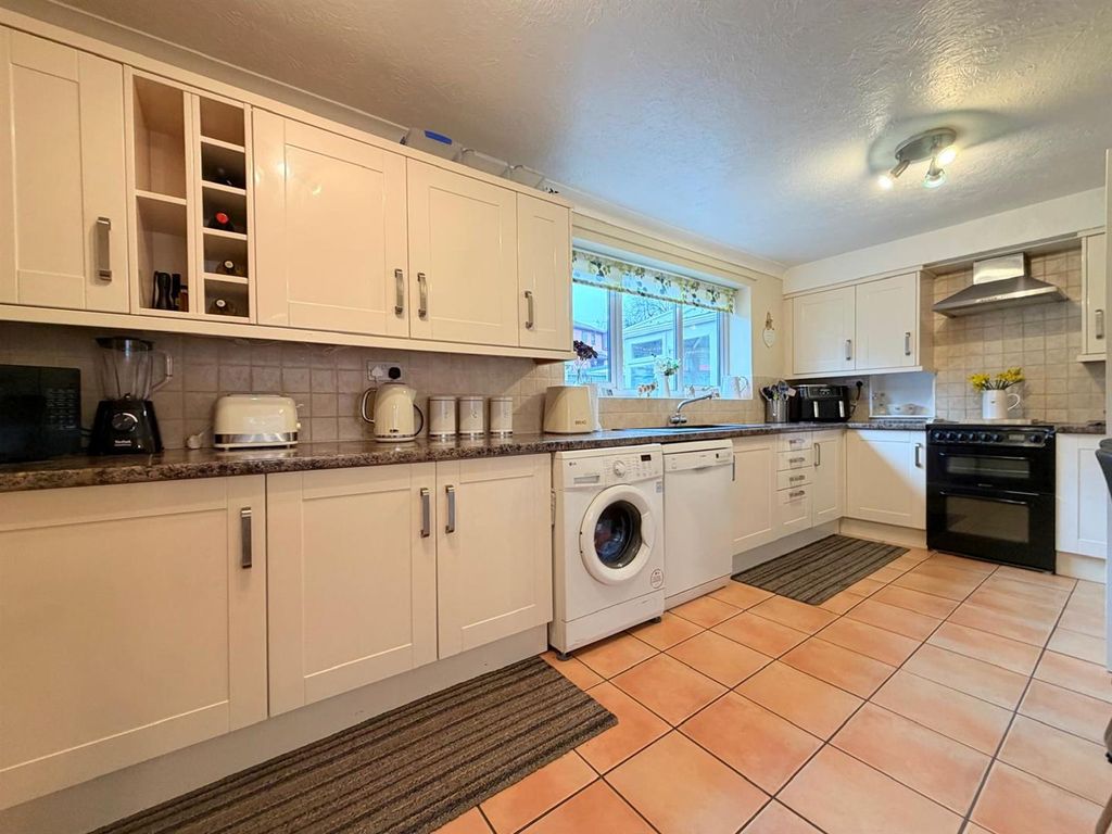 Property photo 3 of 21 Kitchen