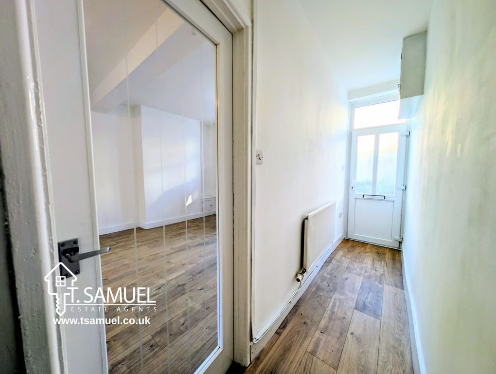 Property photo 2 of 22 Hallway