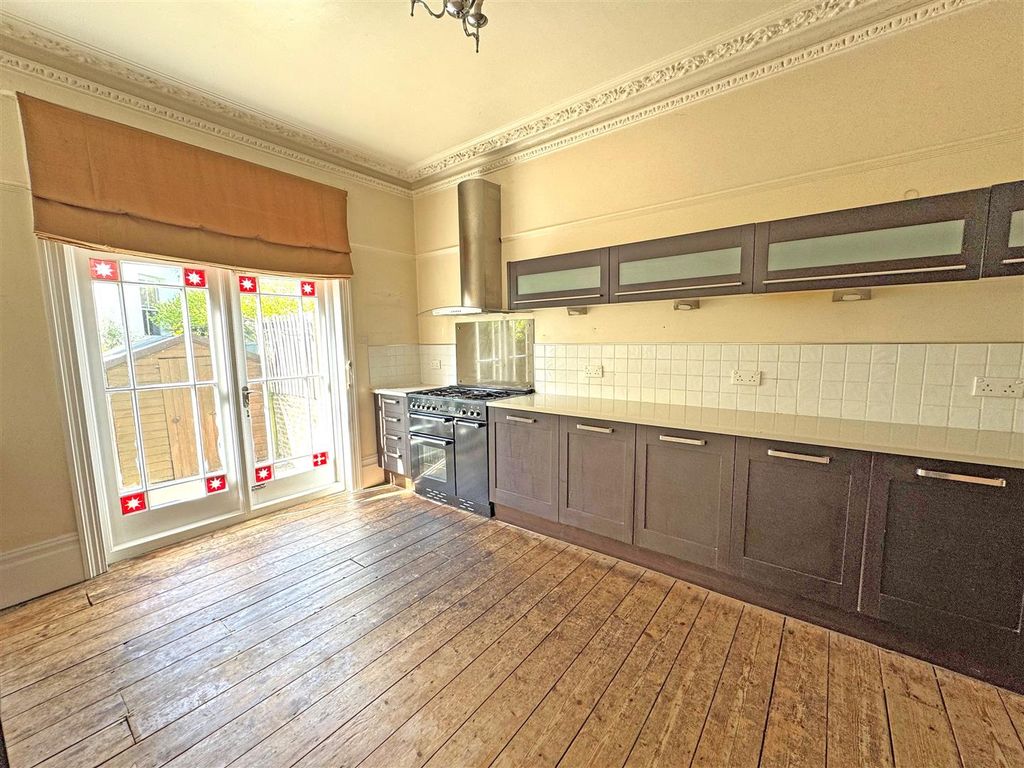 Property photo 3 of 18 13E.Jpg