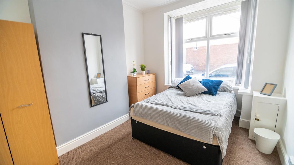 Property photo 1 of 17 Ground Floor Bedroom