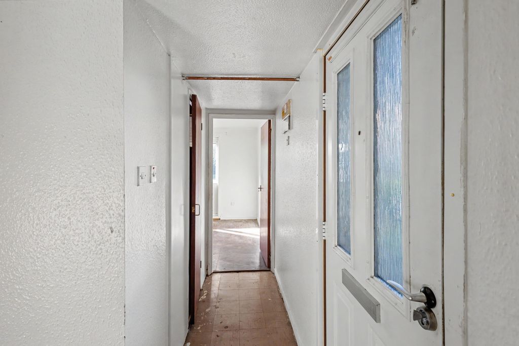 Property photo 2 of 18 2 Heddon Grove, Hawkshead, Bradford, West Yorkshire, Bd5 0Ta