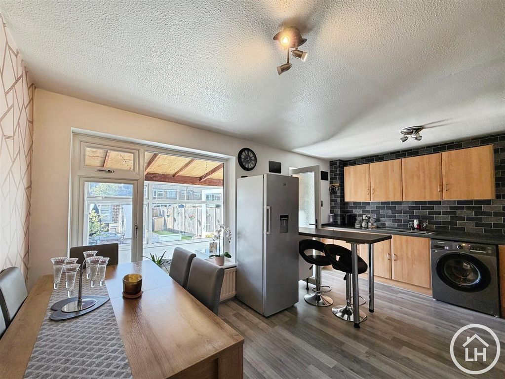 Property photo 3 of 19 Kitchen