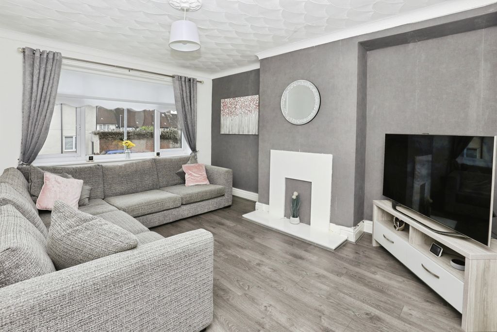 Property photo 3 of 15 Lounge