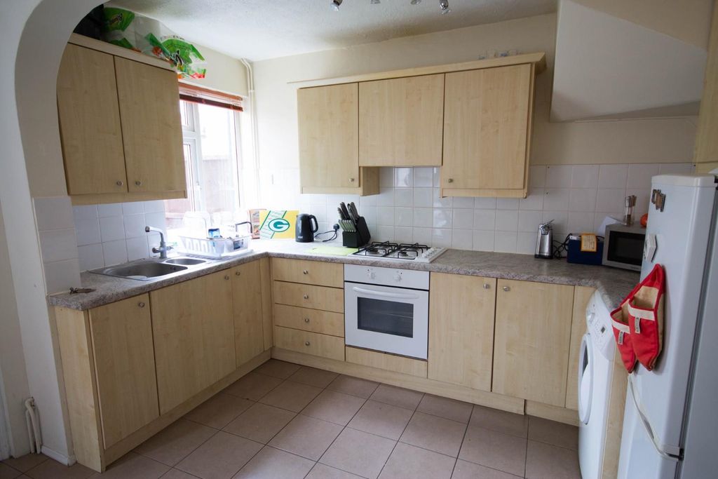 Property photo 3 of 8 Kitchen