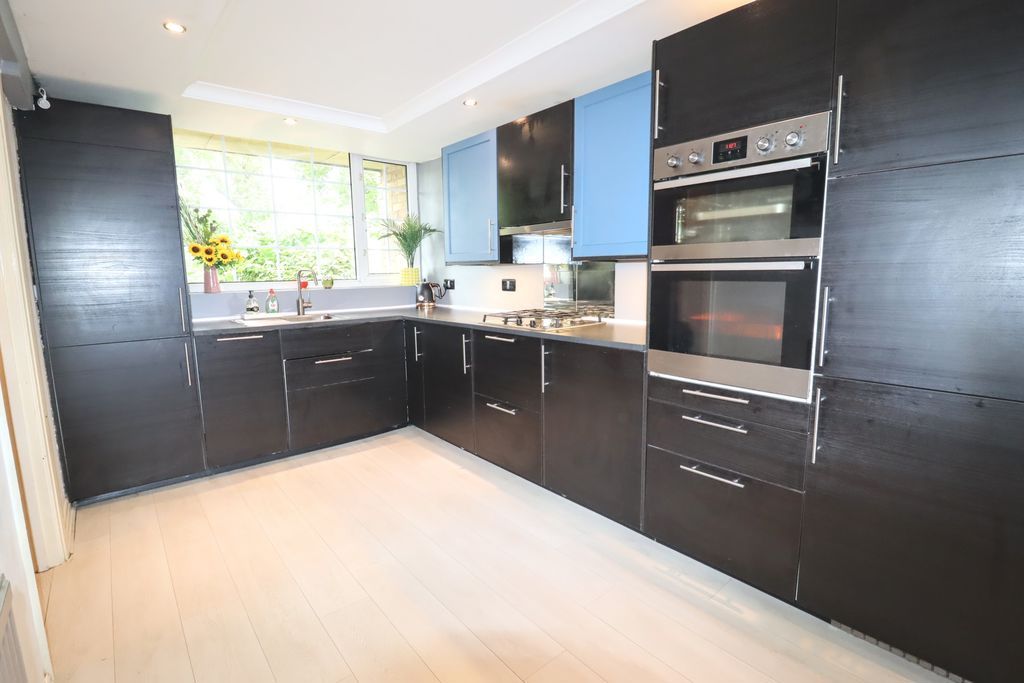 Property photo 3 of 14 Kitchen