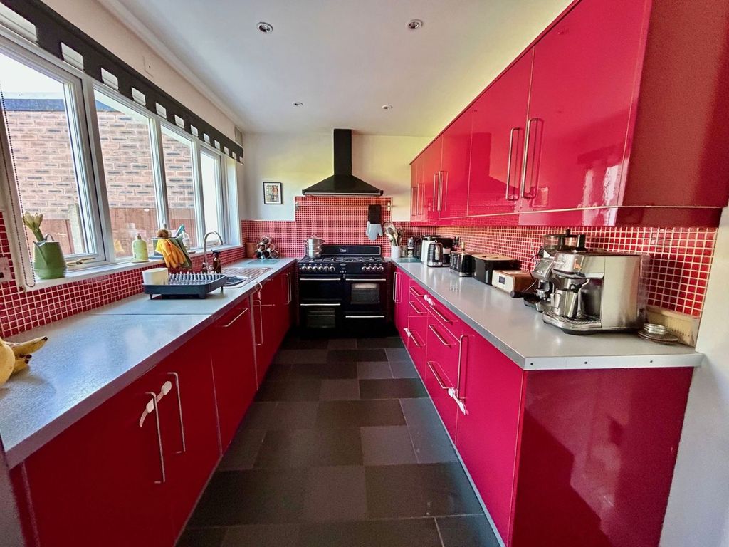 Property photo 2 of 20 Kitchen