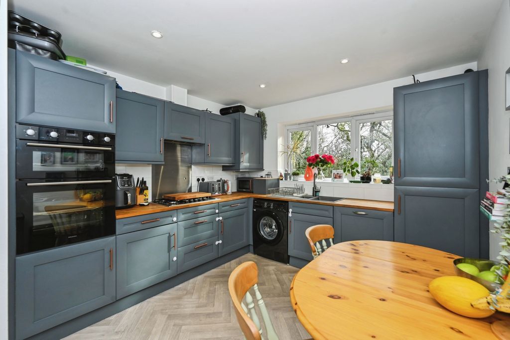 Property photo 2 of 21