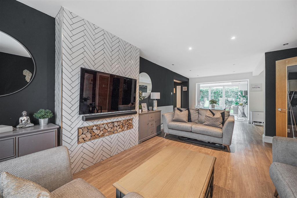 Property photo 3 of 22 12-6Adb381F77B2B-1538016-1A1684d66Eaa8-013-12.Jpg
