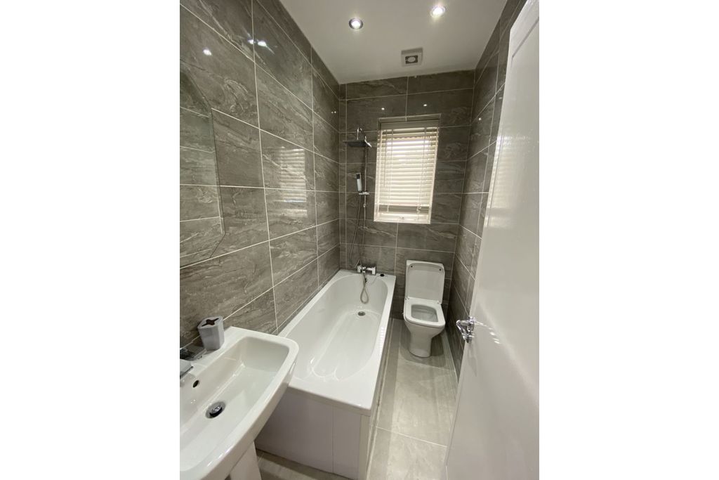 Property photo 3 of 9 Bathroom