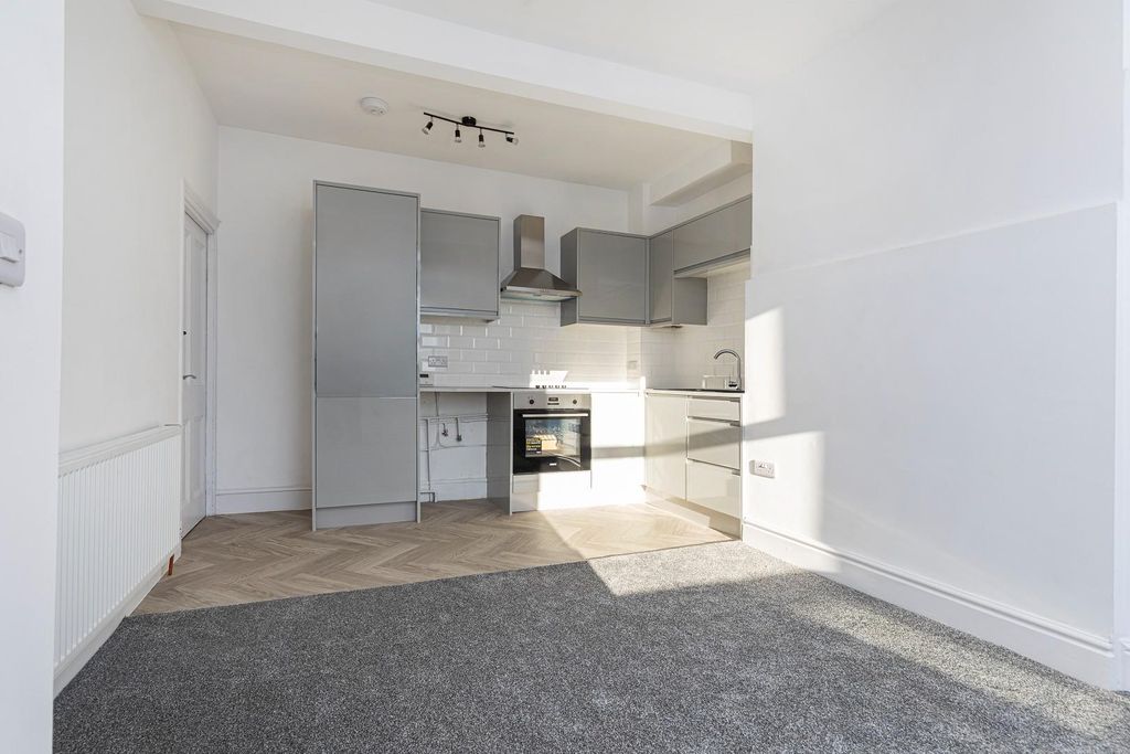 Property photo 2 of 18 Living Kitchen