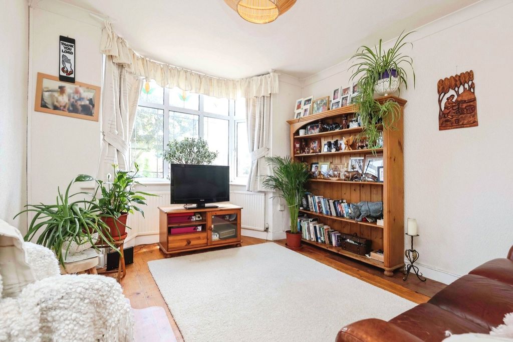 Property photo 2 of 17 Lounge