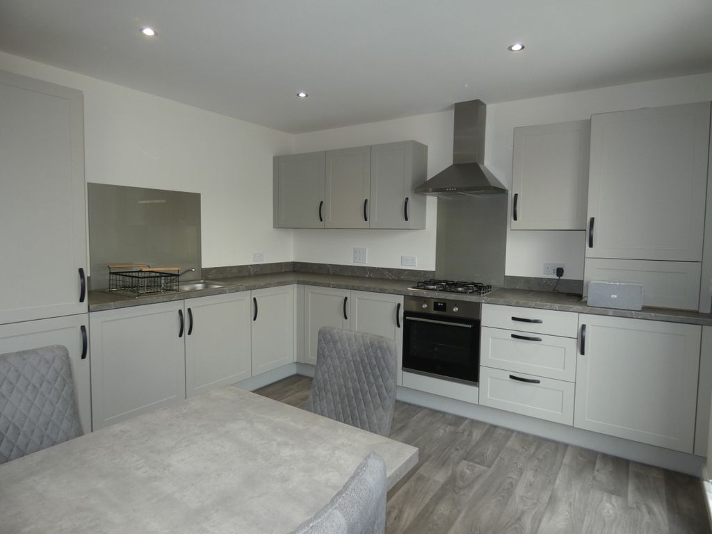 Property photo 3 of 17 Kitchen