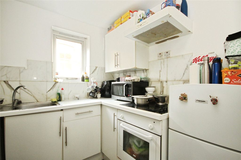 Property photo 3 of 8 Kitchen