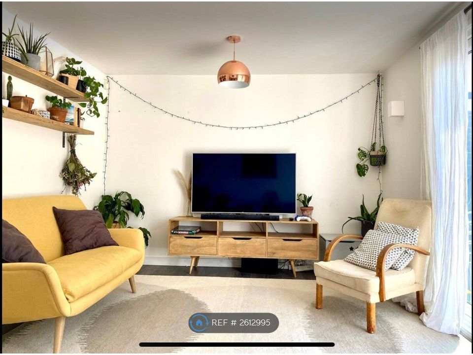 Property photo 3 of 35 Living Room