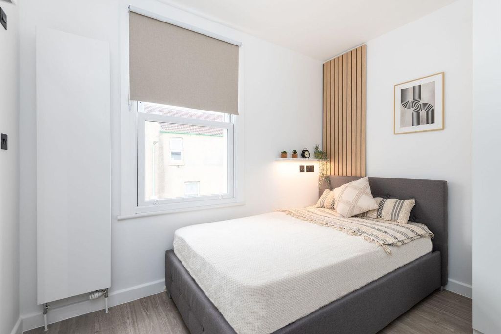 Property photo 2 of 15 Bedroom