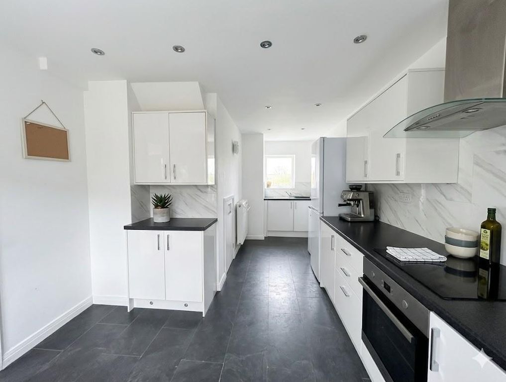 Property photo 2 of 8 Kitchen.Jpg
