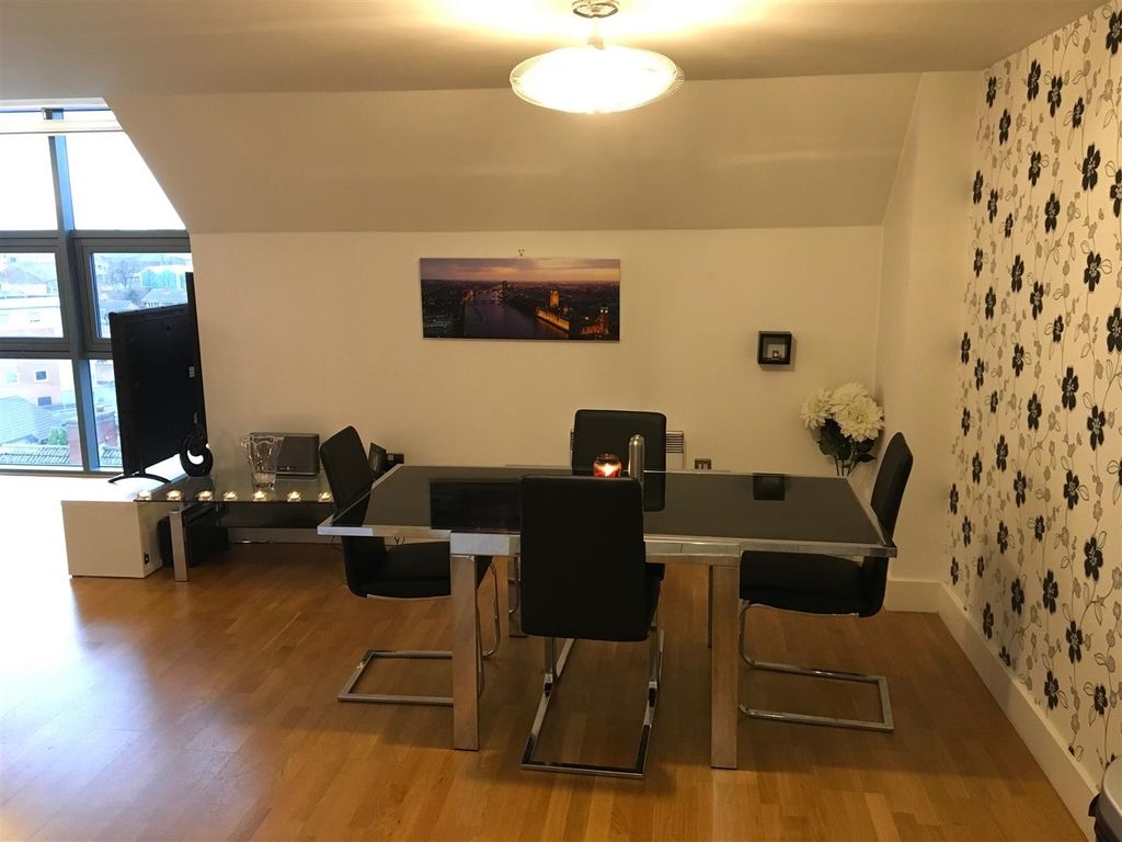 Property photo 3 of 5 Dining Table