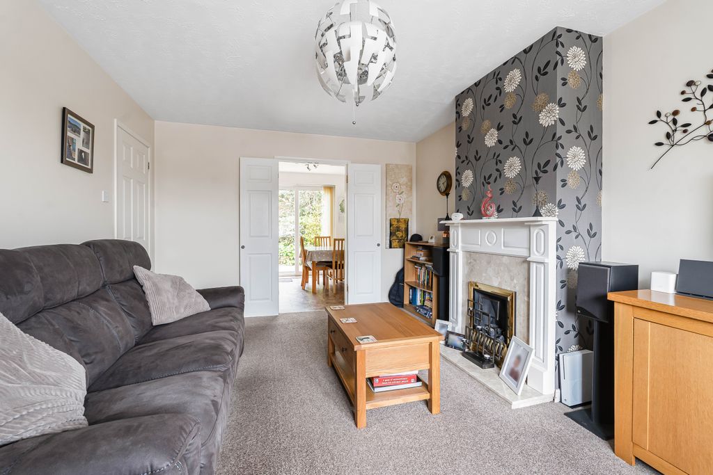 Property photo 3 of 19 Sitting Room (3)