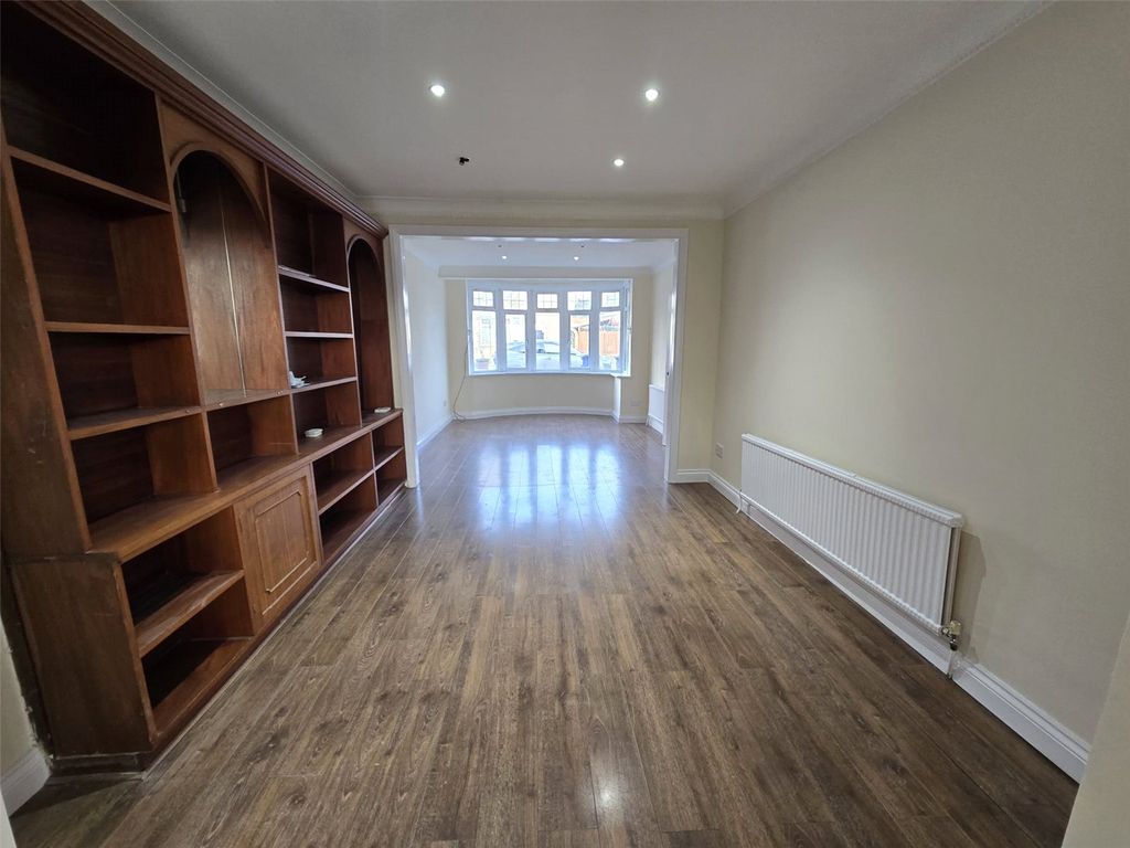 Property photo 3 of 14 Lounge