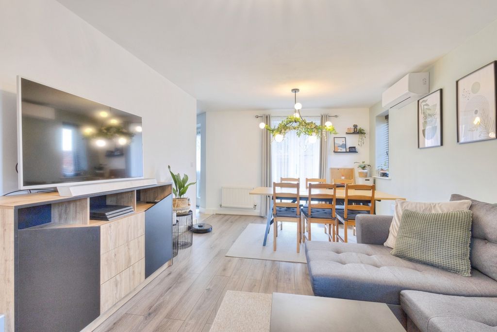 Property photo 3 of 20 Lounge Diner