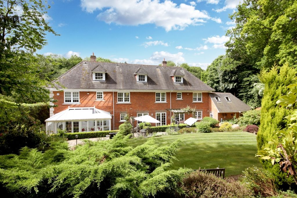 Property photo 2 of 33 Chiltern Hse_Exte...