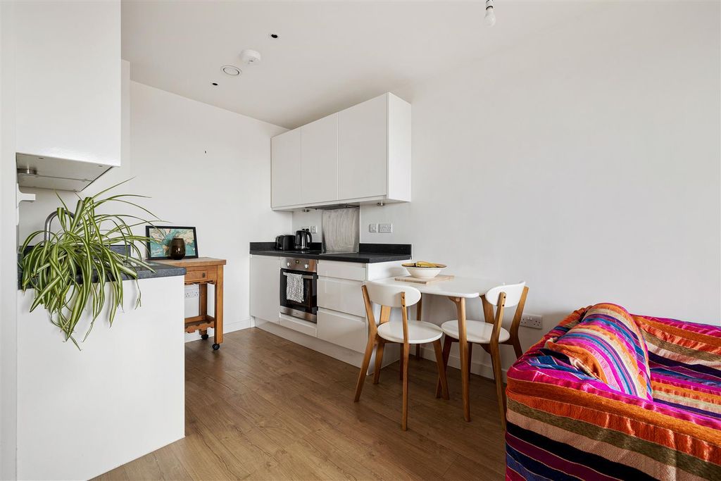 Property photo 1 of 24 Gainsford Road E17