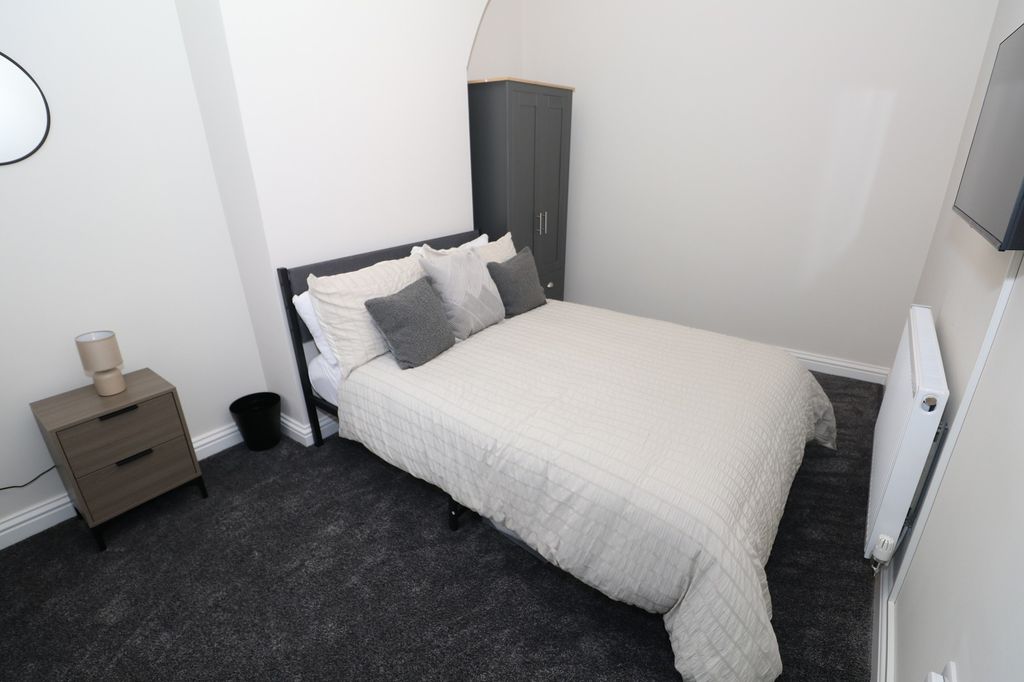 Property photo 1 of 6 Room 2