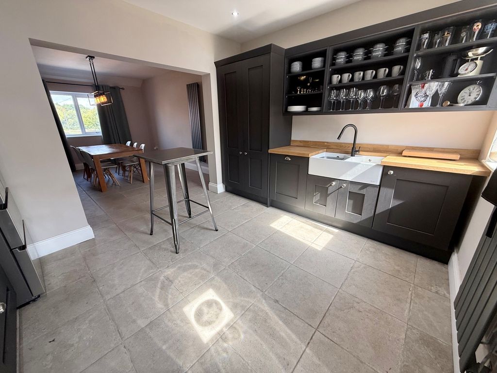 Property photo 3 of 18 Kitchen