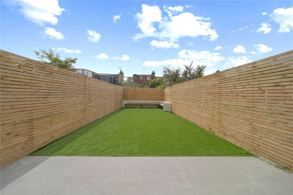 Property photo 3 of 17 Picture No. 11