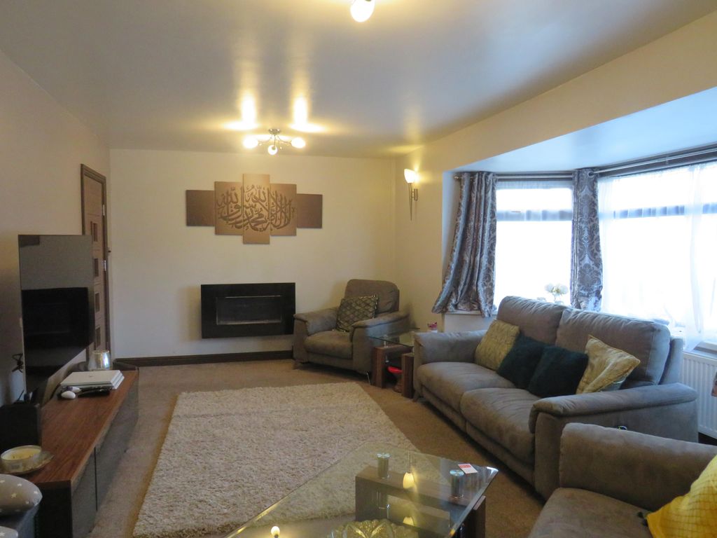 Property photo 3 of 10 Living Room