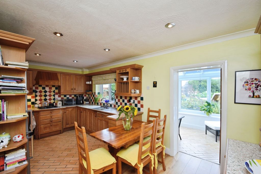 Property photo 2 of 39