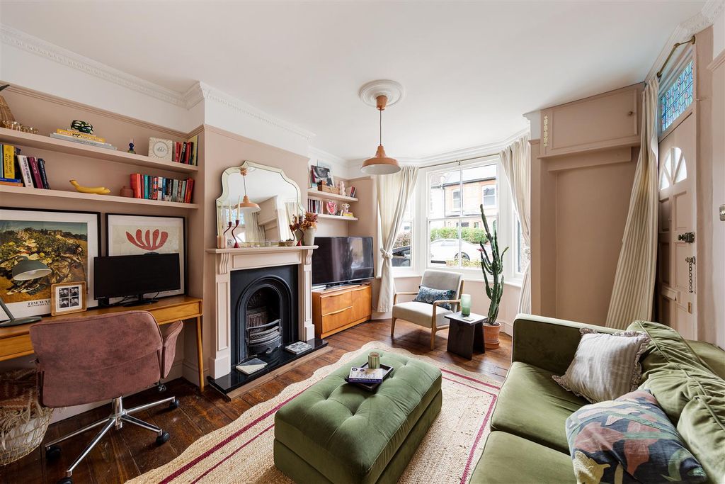Property photo 1 of 22 Turner Road, E17