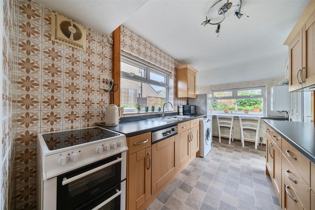 Property photo 3 of 19 Kitchen/Breakfast Area