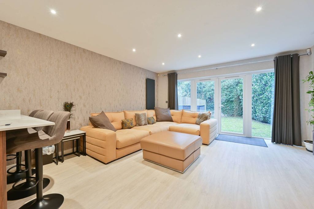 Property photo 2 of 27