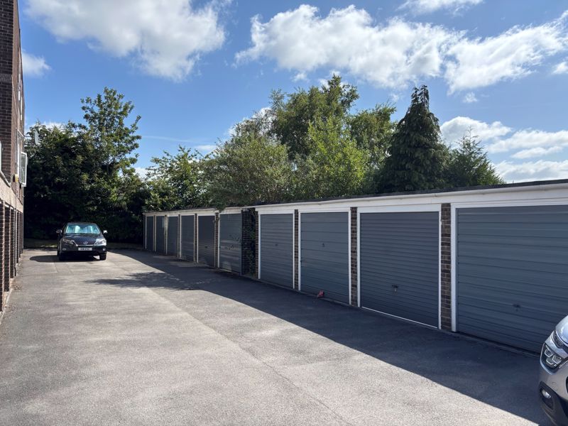 Property photo 2 of 21 Garages