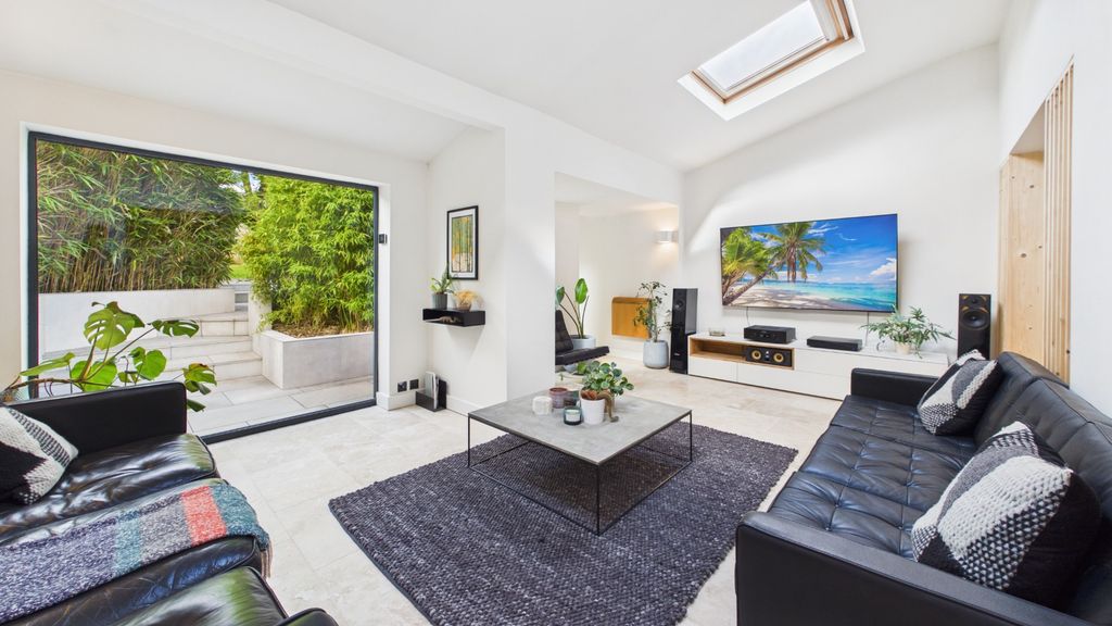 Property photo 2 of 33 4699455