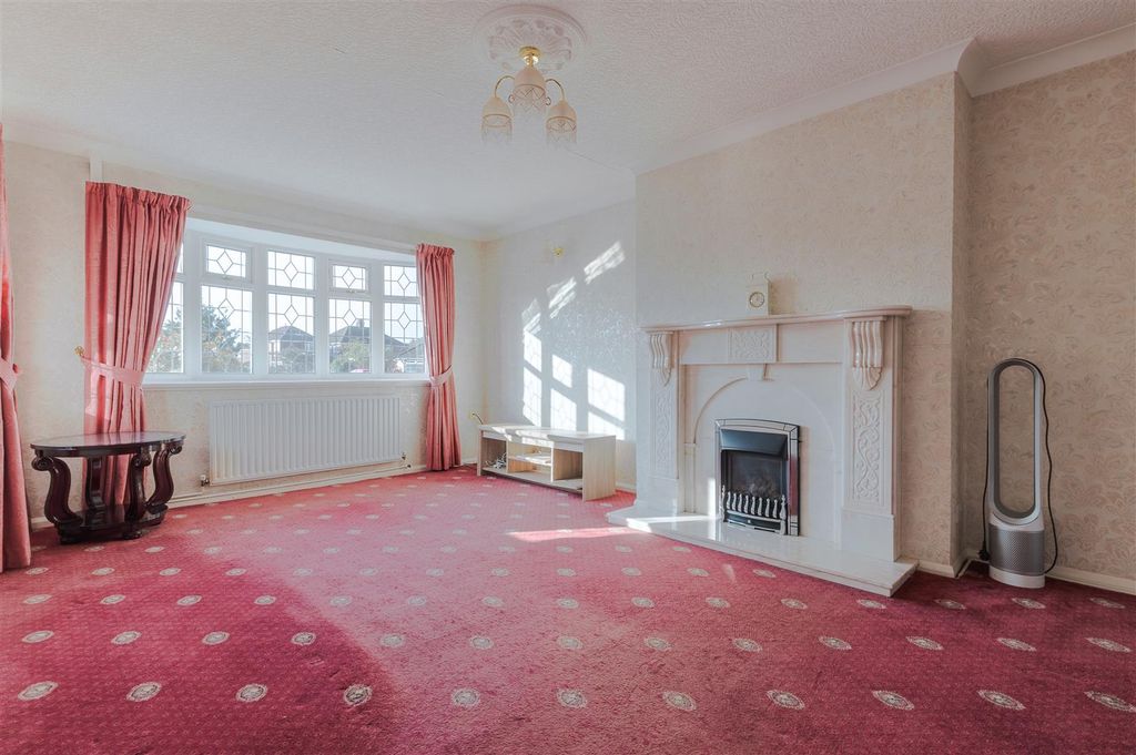 Property photo 3 of 16 Lounge