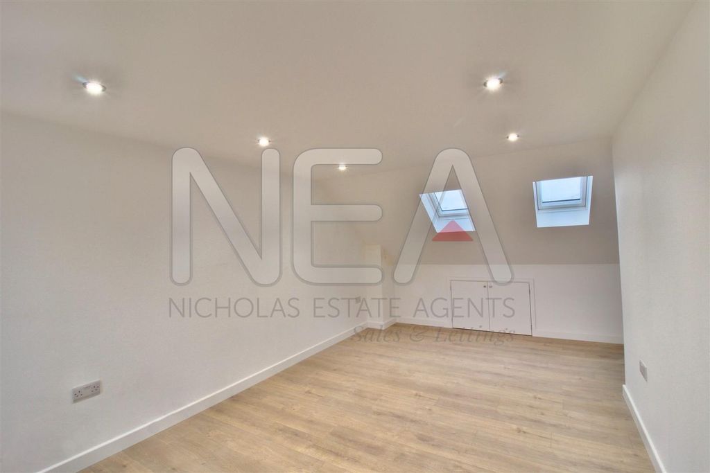 Property photo 1 of 5 Room 4