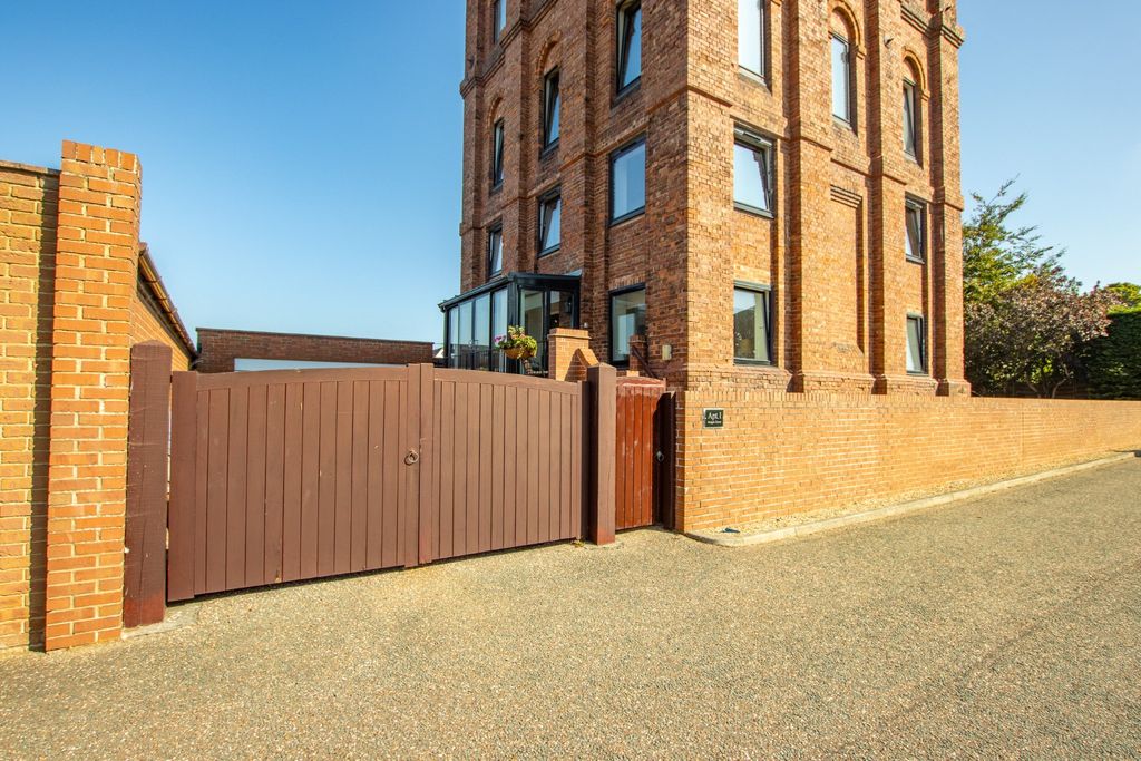 Property photo 2 of 16 4437434