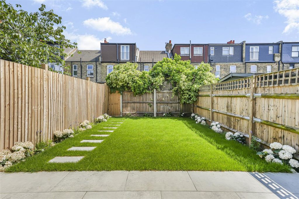 Property photo 3 of 12 Aston Road